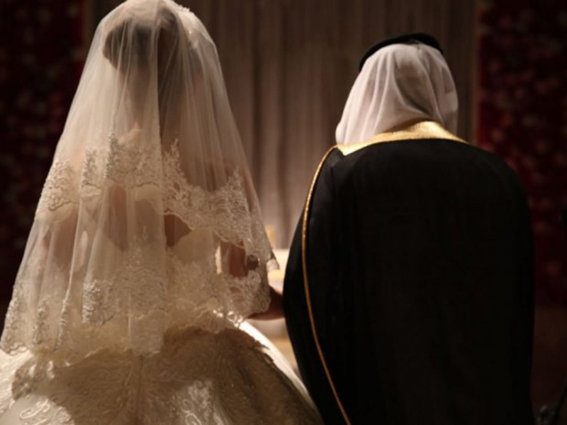 شاهد بالفيديو: زوجة تهدي زوجها هدية قيمة يوم زفافه بأخرى!